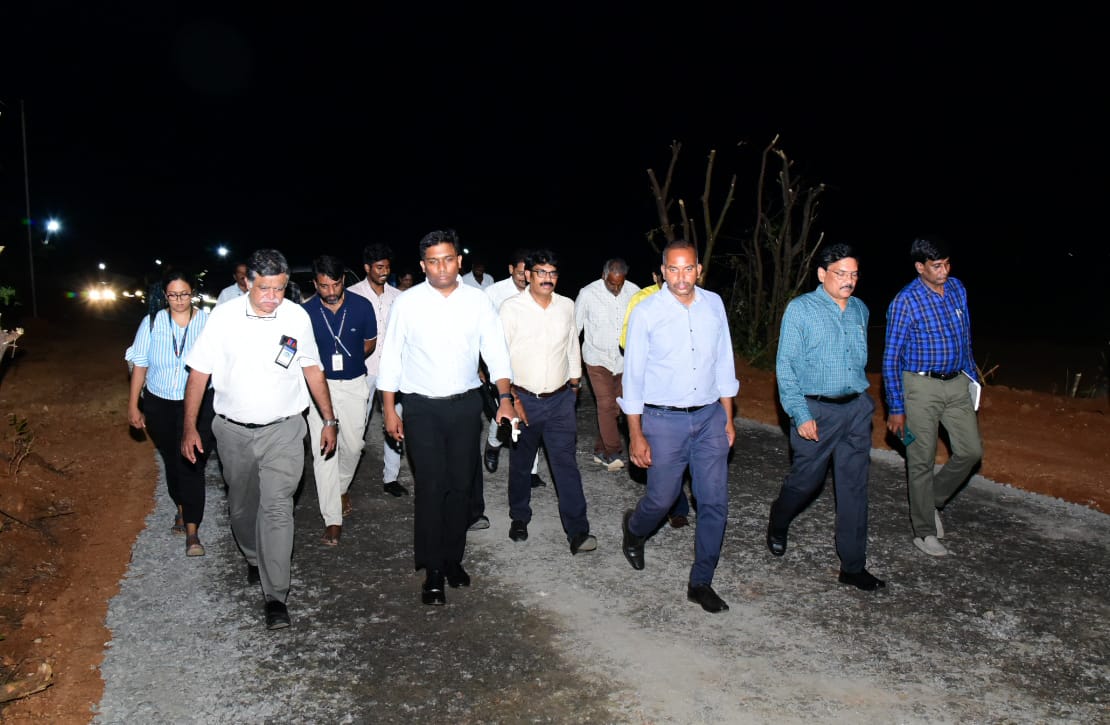 CollectorC72819's tweet photo. చిత్తూరు,జూన్ 28:

 *చీలాపల్లి సీఎంసి లో హెలిప్యాడ్, మెడికల్ కాలేజీకి భూమి పూజ పనులఏర్పాట్ల ను పరిశీలించిన జిల్లా కలెక్టర్ ఎస్. షన్మోహన్. https://t.co/wx0jmVPlu4