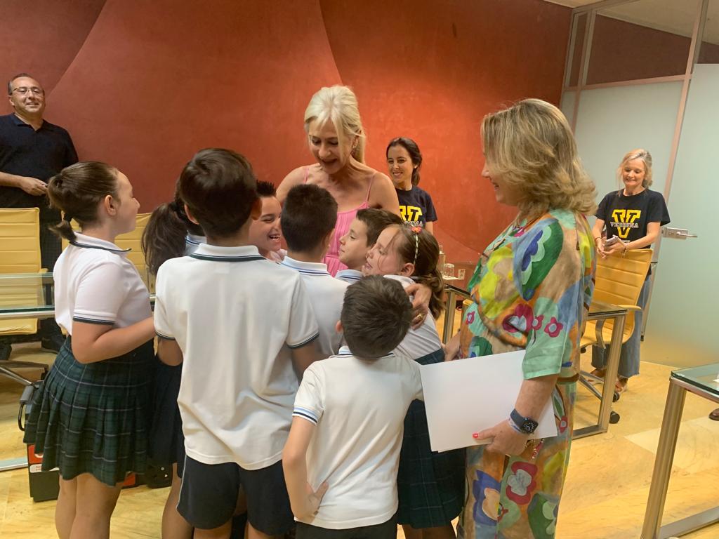 Patricia_Pozo_'s tweet photo. Fabuloso trabajo el del @SagradaSevilla que ha sido este año, junto al @ceip_andalucia, ganador del Super Reto Autonómico Digicraft. Un equipo docente implicado y alumnos que son puro talento. Ha sido un placer recibiros.  Gracias, @FundVodafone, por esta iniciativa. https://t.co/8aDsXrQeXX