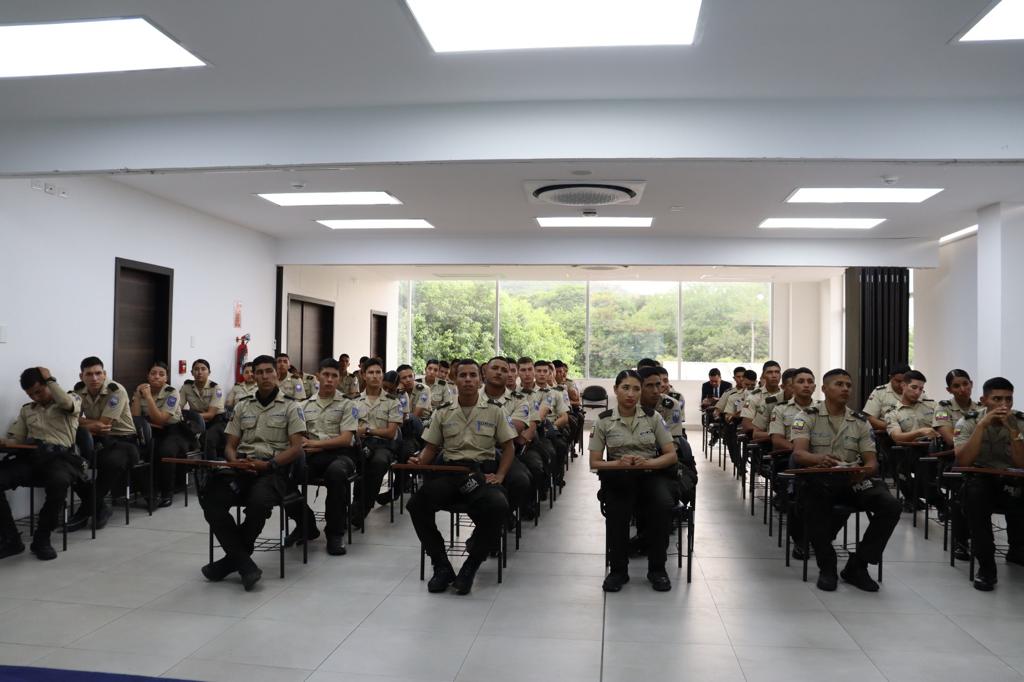 PoliciaEcZona4's tweet photo. REFORZAMOS CONONOCIMIENTOS 
En coordinación con la Consultoría de Movilidad Humana de la Defensoría Pública, en #Portoviejo, los nuevos policías se capacitan en temas de Derechos Humanos, flagrancia y movilidad humana, para controlar y reducir actos de discriminación https://t.co/YjwpIbKouA