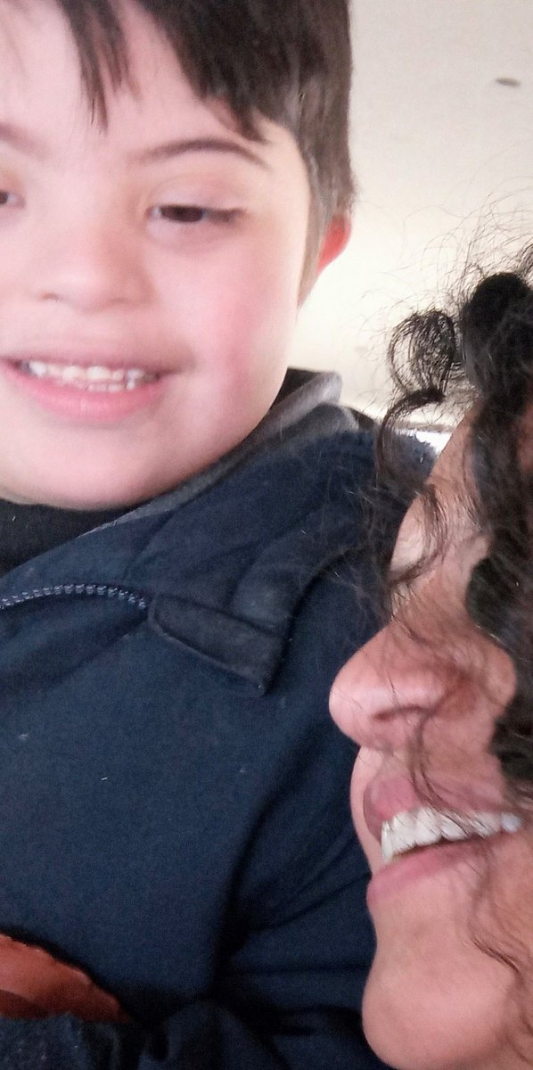 Las expresiones discriminatorias
de quienes se creen superiores.
 Duelen y lastiman a los q tenemos 
un hijo con discapacidad. 
Pero ver tanta gente, que ya no mira hacia otro lado,
los frena y muestran desagrado.
Da tranquilidad, esperanza.
Ustedes son necesarios
¡GRACIAS! ❤️