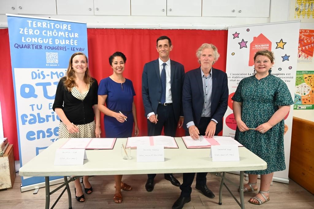 afafgabelotaud's tweet photo. 📝Signature aujourd’hui des conventions pour le nouveau Territoire Zéro Chômeur de Longue Durée de @Paris, au quartier Fougères-Le Vau dans le 20e .
Merci à tous ceux qui font du droit à l’emploi une réalité par l’implication de l’humain et des solutions d’emploi sur-mesure. https://t.co/74SdW0oPGx