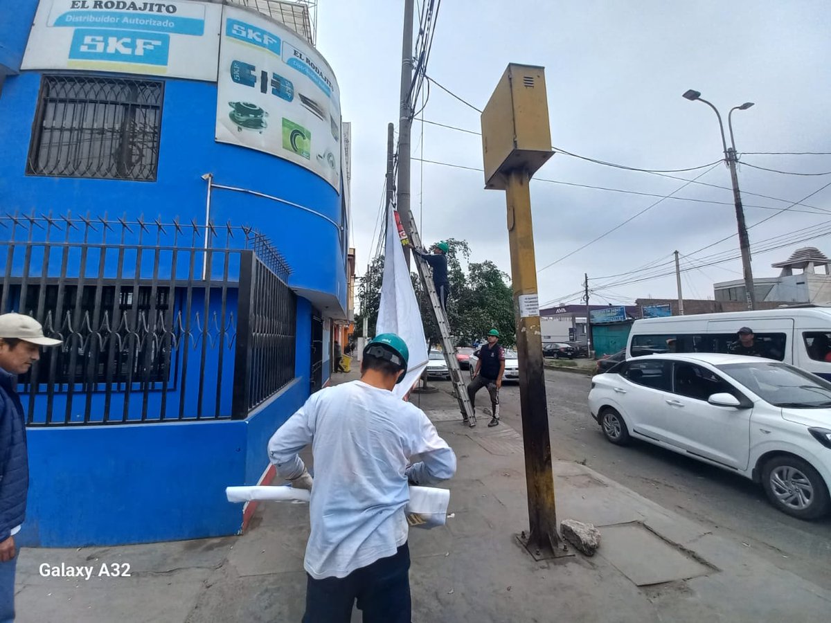 MPT_Trujillo's tweet photo. #OrdenandoTrujillo | 🚫👷🏻♀️Personal de la Subgerencia de Habilitaciones Urbanas de la #MPT realizó el retiro de #banderolas de la vía pública que obstaculizaban la visibilidad en luces de postes y semáforos.
#Municipios https://t.co/UdGiFAIzpx