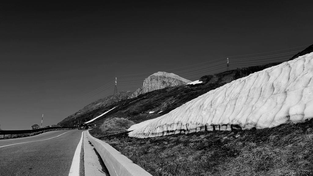 linda_acapo's tweet photo. *Vanishing Snow Point*
#photos #photography #photograph #photographer #photoartist #blackandwhitephotography #blackandwhite #monochrome #monochromephoto #alps #alpinepass #alpinephotography #blancetnoir #photographie https://t.co/ZAT7vDhPak