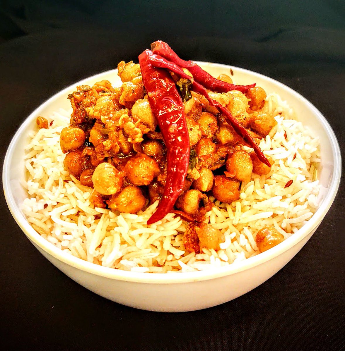 It's #veganwed. Special today is Chana Masala - Spicy &amp; flavorful curry with chickpeas, spices and herbs served over long grain Saffron Basmati Jeera (cumin) rice.
Hurry! Hurry! 🏃‍♀️🏃‍♂️