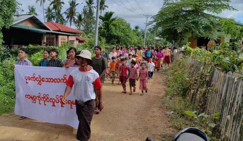 konayaungwin1's tweet photo. An anti-coup revolutionary protest somewhere in Sagaing region.  #2023Jun28Coup #WhatsHappeningInMyanmar https://t.co/tC9aZCU1Co