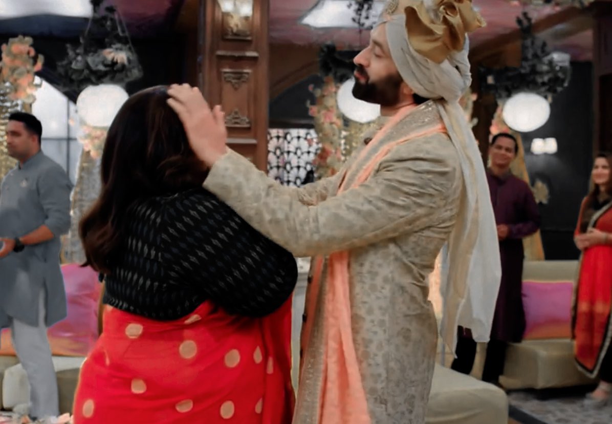 That expression on Rams face 🥺

He treats his mother like a queen. But mostly, he pampers her like she’d do for him. We see mothers adore & caress their kids, here Ram does it too. BALH has done an incredible job with this bond. Broken most stereotypes 👏🏻

#BadeAchheLagteHain3