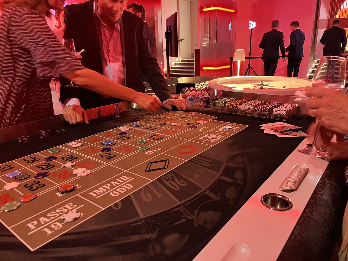 OdigoFr's tweet image. Un casino tapis rouge organisé autour d’un cocktail. La chance est du côté de l’équipe Odigo ce soir ! 🎰🍀

Au #GalaExperienceClient 
Merci pour l’organisation @Agora_Managers