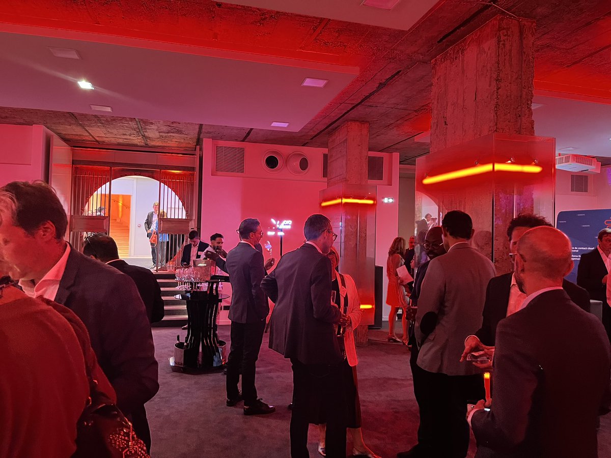 OdigoFr's tweet image. Un casino tapis rouge organisé autour d’un cocktail. La chance est du côté de l’équipe Odigo ce soir ! 🎰🍀

Au #GalaExperienceClient 
Merci pour l’organisation @Agora_Managers