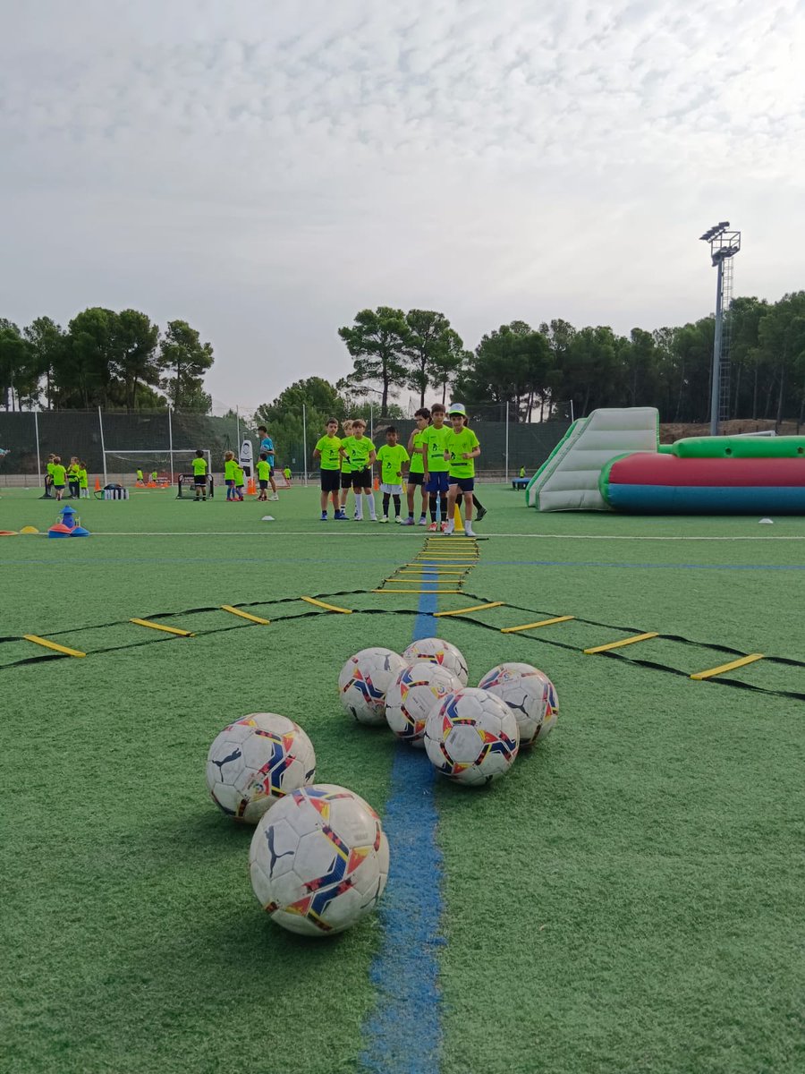 TalentiaFutbol's tweet photo. ⚽ Miércoles de campus ⚽

Tercer día en TUDELA 📍 con nuestro almuerzo especial como cada miércoles de campus con nuestros súper bocatas de @pan_barcos, el mejor pan 🥖 del mundo 🌍 recién horneado para nuestros alumnos y alumnas.

✌🏼Nuestra web : https://t.co/aDUvqyL42q https://t.co/gDWy9Dbj8j