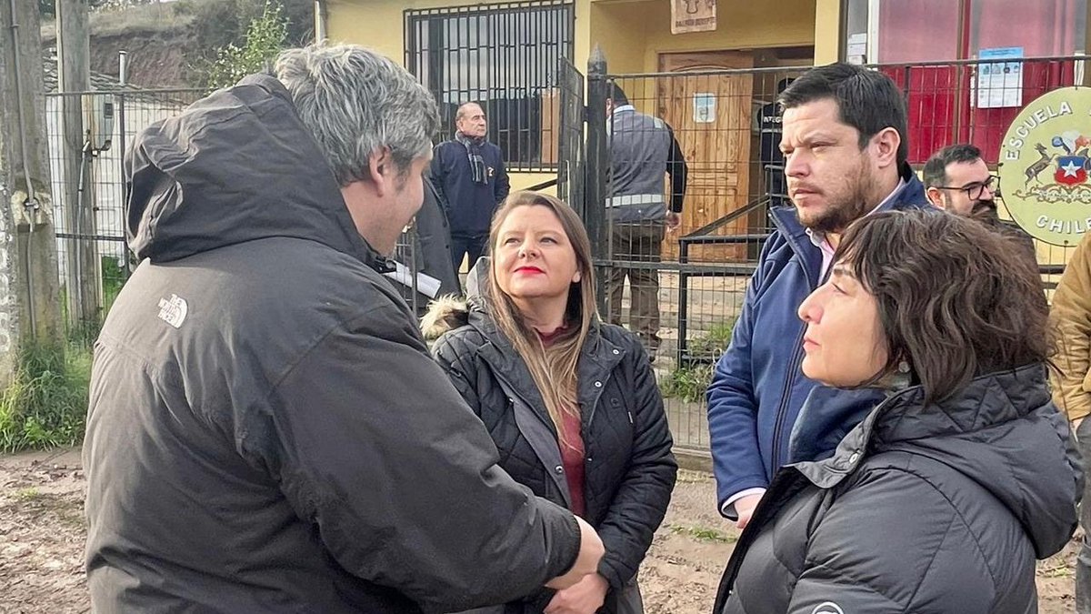 trivino_m's tweet photo. 🚸Seguimos en terreno, junto a las autoridades de educación. Hoy, estamos en 📍Curepto, región del Maule, visitando la Escuela Juan Jesús González y compartiendo con integrantes de su comunidad educativa, quienes resultaron gravemente afectados/as con las lluvias. https://t.co/7apbXvYt67