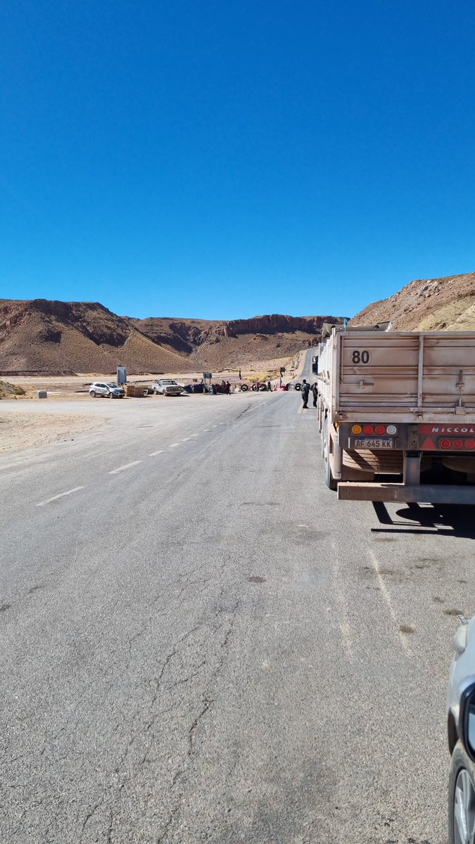 diego_rojas10's tweet photo. @GerardoMorales @CarlosSadir hdps solucionen los problemas en jujuy, estoy volviendo de trabajar para ver a mi familia y estoy hace más de 5 hs tratando de pasar 🤬 https://t.co/xRfZMgXrNd