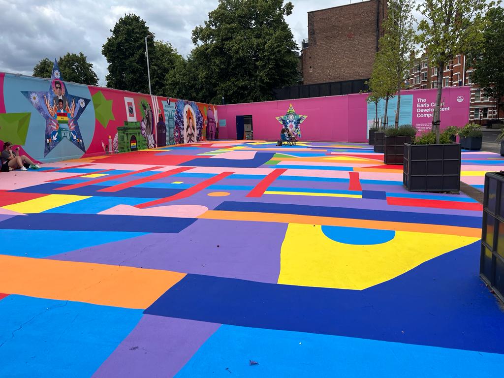 This Summer, we're celebrating art in Earls Court! Come see a vibrant floor mural on Warwick Road by artist Lucy Oates as part of @kcawlondon. The mural was collaborative effort with the local community who helped paint and install this first-of-its-kind mural in Earls Court🌈✨