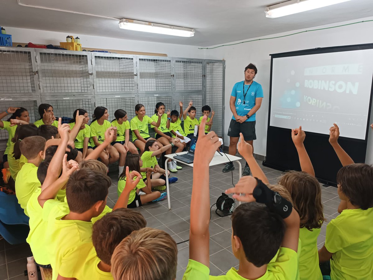TalentiaFutbol's tweet photo. TERCER DÍA EN TUDELA📍
Hoy nuestros tres grupos de medianos han tendido charla y vídeo sobre valores en el deporte. 
La amistad es el mejor trofeo🏆 que vamos a ganar cada temporada🔹Circuitos , 🔹finalizaciones , 🔹puntería , 🔹juegos , 🔹partidillos y muchas más actividades https://t.co/8FKp3QMhB2