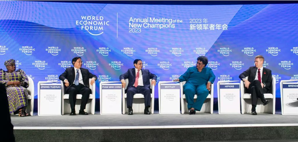 Top leaders echoed 🇨🇳Premier Li Qiang’s call for cooperation, solidarity & multilateralism amidst global economic challenges at #AMNC23 #SummerDavos:

➡️Ngozi Okonjo-Iweala, Director-General of the @wto : This situation of slow growth, slow growth in trade, would be made far