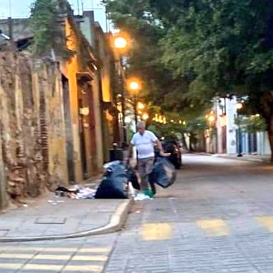 Peatonsito's tweet photo. Vecinos de la calle Reforma del domicilio con número 602, continúan tirando basura 🚮 en la banqueta.

#Oaxaca 😡 @MunicipioOaxaca https://t.co/KYV1yiXWFU