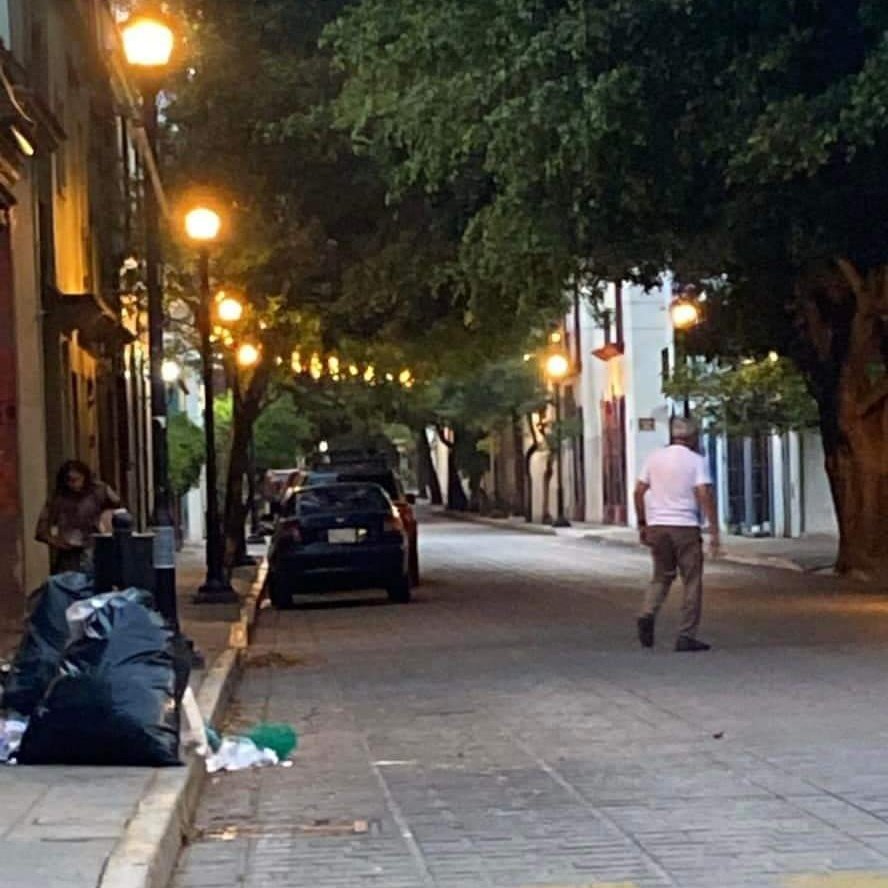 Peatonsito's tweet photo. Vecinos de la calle Reforma del domicilio con número 602, continúan tirando basura 🚮 en la banqueta.

#Oaxaca 😡 @MunicipioOaxaca https://t.co/KYV1yiXWFU