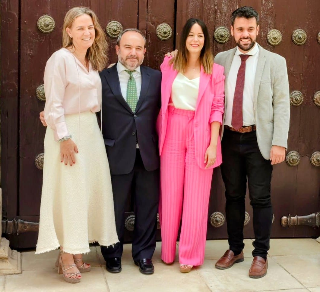 PPdeSevilla's tweet photo. Hoy nuestros nuevos diputados autonómicos han tomado posesión en el Pleno del Parlamento.

¡Bienvenidos! https://t.co/EsbE5oMwbc