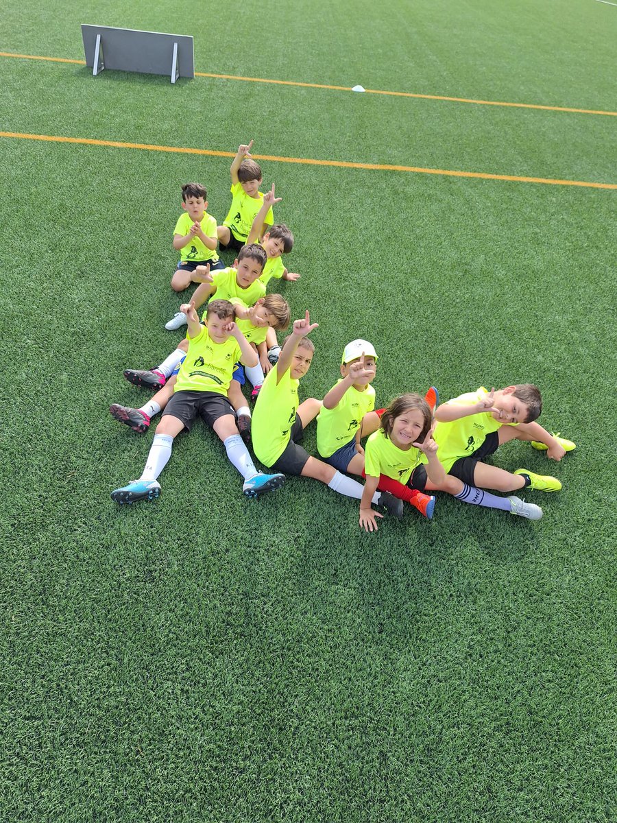 TalentiaFutbol's tweet photo. ⚽ Llego el ecuador del campus en MILAGRO📍

A nuestros alumnos hoy les han tocado varias sorpresas 🤯

Nuestros amigos de @lacturale nos han visitado para contarnos la importancia de la salud en el deporte y que mejor manera que con su leche de producción integrada 🐄🥛 https://t.co/tC2KG0MMrD