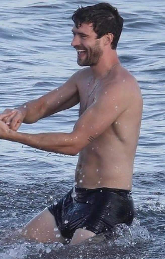 escutai on Twitter: "David Corenswet, o novo Superman, curtindo um diazinho na praia pós