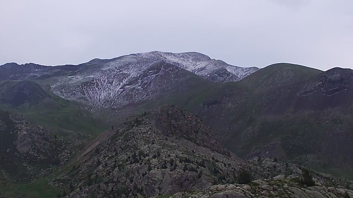 climavallfosca's tweet photo. La tempesta deixa alguns cims que separen les valls #Fosca i #Assua coberts per pedra.
Les EMAs de #Capdella i #BordesdeLlessui en el dia d'avui, en una dada que pot no ser definitiva, han recollit 41,4 i 35,2 mm respectivament.
@TomeuRigoR https://t.co/fwfZ52Cy3N