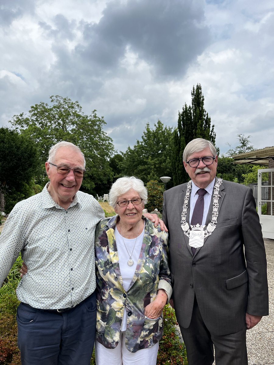 Op 27 juni waren meneer en mevrouw Daniëls-Van Ham uit Bladel 65 jaar getrouwd. Burgemeester Van Beek bracht hen een bezoek. Van Harte Gefeliciteerd aan het briljanten paar!
