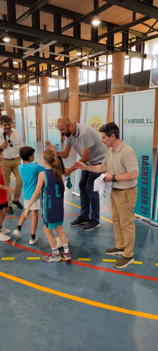 Arranca la tercera edición del Campus de Basket Jaén 21 “Ciudad de Jaén” 🏀, una iniciativa del club de la capital que se celebra desde hoy hasta el domingo y que cuenta con 60 participantes. 

La actividad se desarrolla en el complejo deportivo municipal  de Las Fuentezuelas