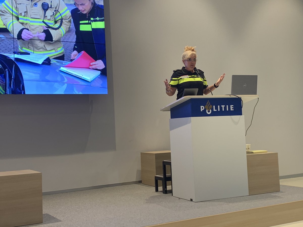 Marianneka's tweet image. Met #kringUCK in HUB50 voor presentatie Patricia Wessels over haar werk: weet wel waar mijn dag begint maar niet altijd waar die eindigt. En over Operatie Cookiemonster.