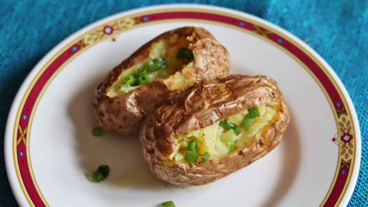 Ditch the oil without sacrificing taste! These air fryer baked potatoes are the secret to enjoying guilt-free fries with all the flavor you love. 🍟✨ #FryWithoutTheOil
Here's the recipe link:
topairfryerrecipes.com/air-fryer-bake…