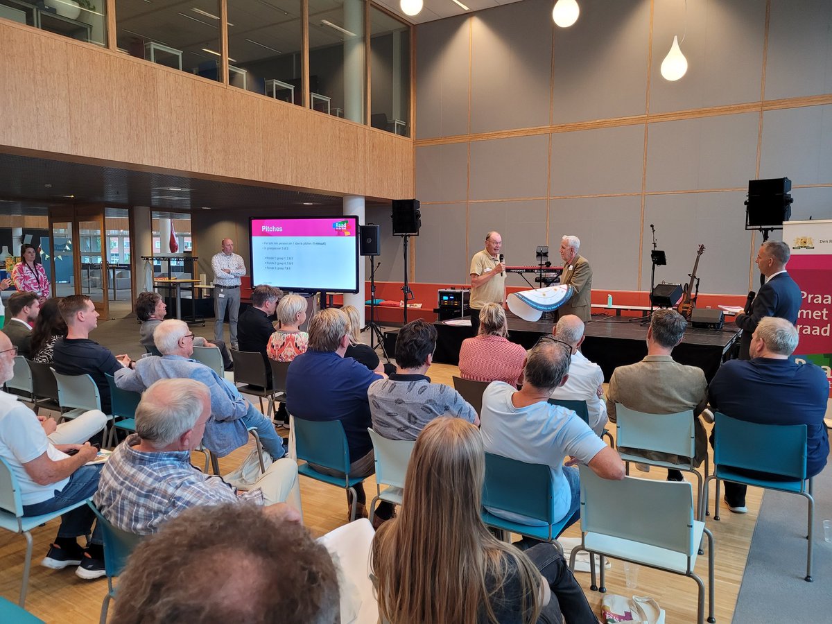 Gemeenteraad070's tweet photo. Bewoners pitchen nu hun ideeën voor het stadsdeel Leidschenveen-Ypenburg.
Er wordt onder andere gepleit voor padelbanen voor jongeren, een cultureel centrum en meer inzet op ontmoetingen.
#RaadInDeStad https://t.co/OR4EXhx5IW