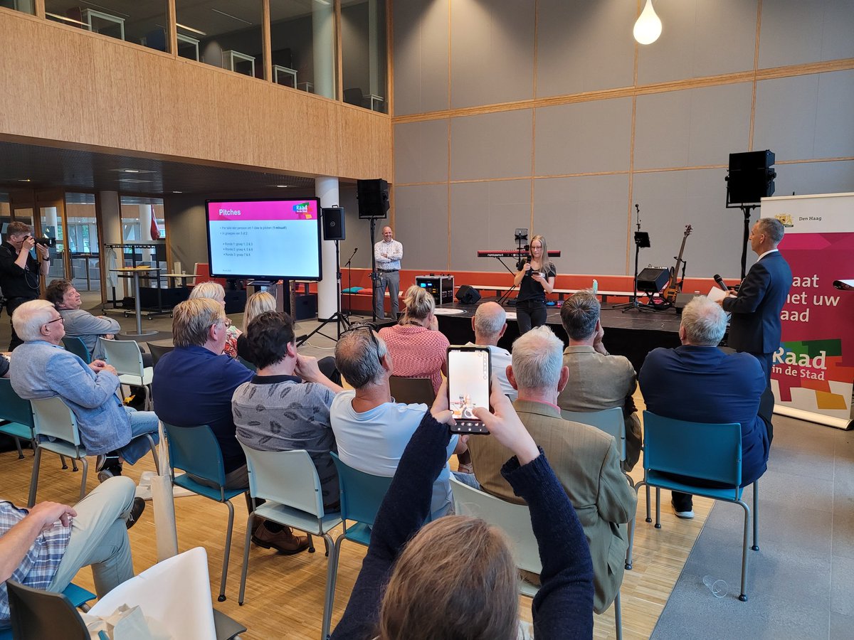 Gemeenteraad070's tweet photo. Bewoners pitchen nu hun ideeën voor het stadsdeel Leidschenveen-Ypenburg.
Er wordt onder andere gepleit voor padelbanen voor jongeren, een cultureel centrum en meer inzet op ontmoetingen.
#RaadInDeStad https://t.co/OR4EXhx5IW
