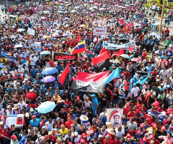 Basta de mentes hipócritas
Que nos quieren mandar
Levantemos para siempre la espalda
Destrocemos el látigo
Que nos quiere marcar
Campesino por tu propia tierra
Obrero por tu propia fabrica
Estudiante por tu propia idea
Busquemos lo que ha de Emancipar 🎶
Ali
#BastaDeCinismoYankee