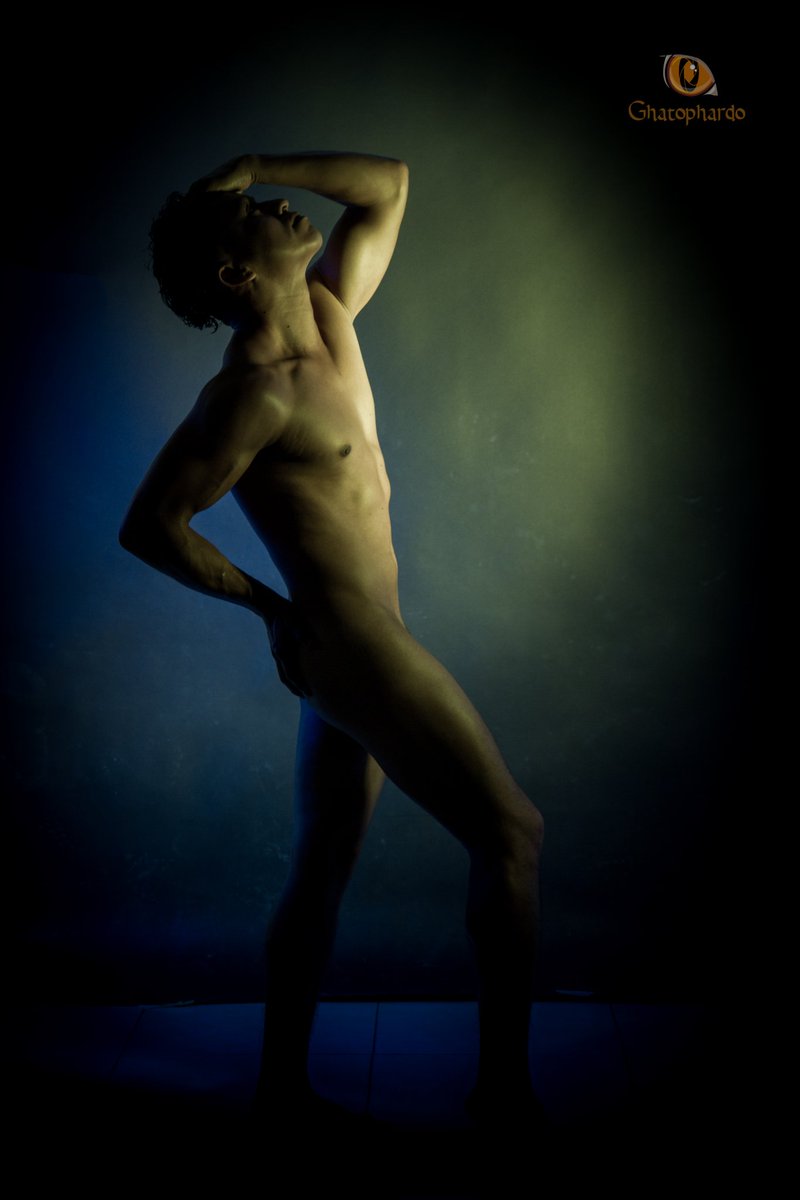 #classicmenswear #eroticart #eroticmen #desnudo #pride #sexymale #hombre #soloparamujeres #striper #modelmanagement #intheroom #sexyman #hombre #bodybuilding #bodyart