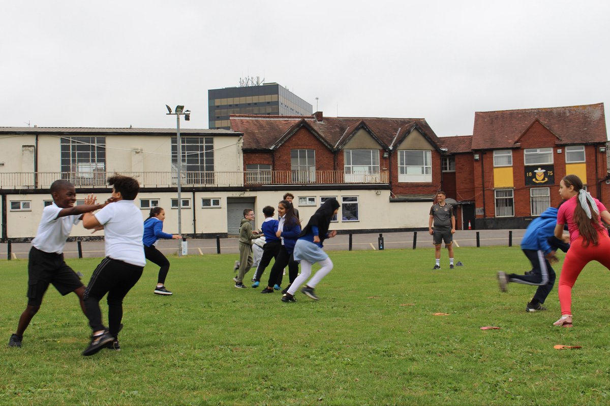 Great day hosting the Club Author Visit with special guest @footieheroesbks 🤩 

Pupils from @maindeeprimary created their own characters and stories with Matt ✍️ took part in spelling races 🏃‍♀️🏃‍♂️ and had a tour of Rodney Parade 🏟 

#PLPrimaryStars @PLCommunities @Literacy_Trust