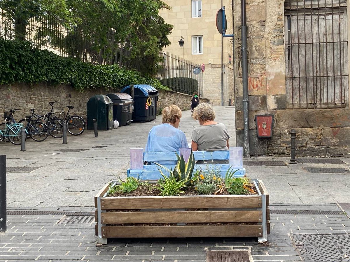 ⚒️Auzoak zaintzen du auzoa!

🧱Aurtengo auzolanean auzokideentzako bankuak jarri ditugu gure beharrei aurre egiteko.

Mas bancos de estos🪑🪑🛋️ y menos kutxaBank💸🧨

Gora ZAHARRAZ HARRO!!!