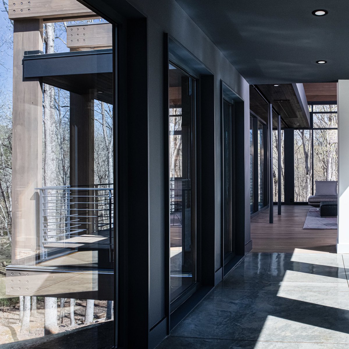 witteha_us's tweet image. Somehow the interior became exterior and no one knows where!! Check out the exposed structure and playful glass elements in our Gerendák home!
..
slideshow: #gerendák #postandbeam #exposedstructure #glass
..
#modernhome #modernhouse #modernhomedesign #modernarchitecture