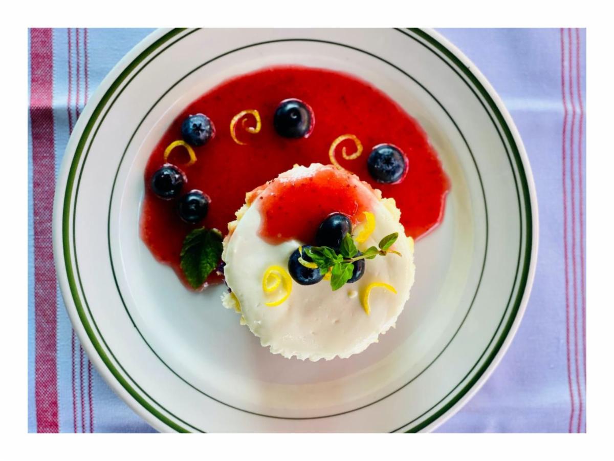 Buds Lousiana Cafe tweet media