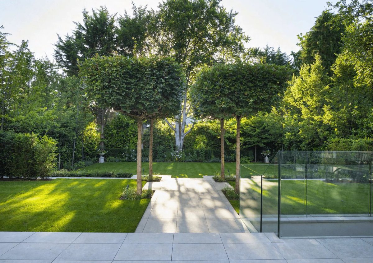 onemovegroup's tweet photo. Langdale House is an exquisitely designed detached house sits on a generous plot in one of Roehampton’s most residential streets, just minutes from Royal Richmond Park. The house has six luxurious bedrooms and five bathrooms spread over two floors. https://t.co/wmg7D1DiOf