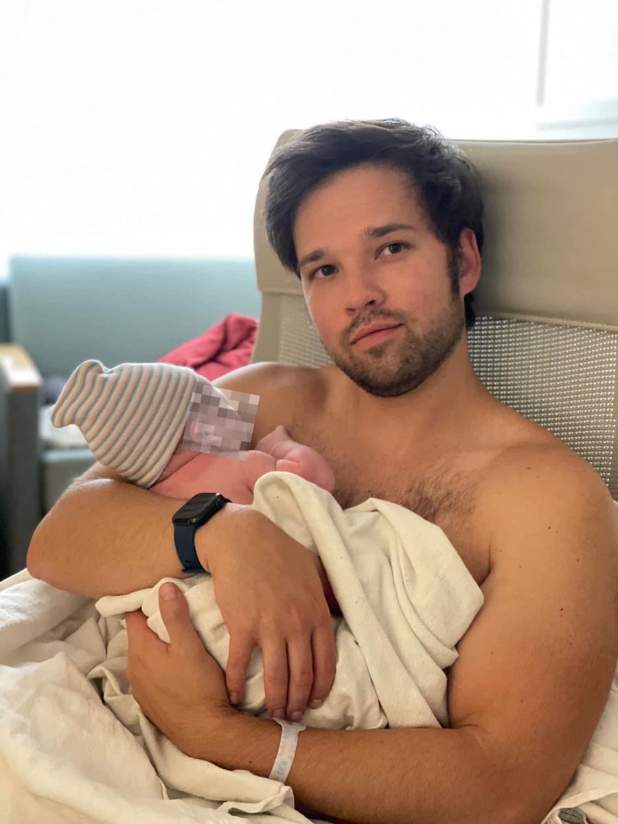 Nathan Kress, “Freddie Benson” en "iCarly", con su hijo recién nacido.