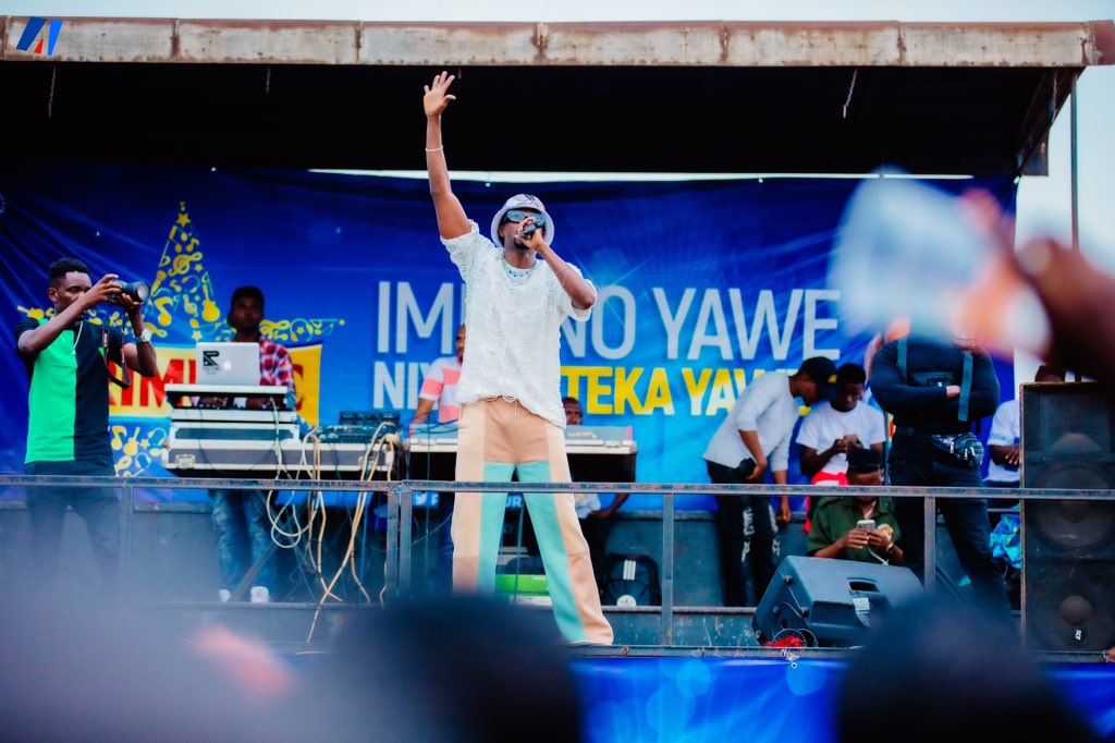 akezanet's tweet photo. 🔴 #PRIMUSIC2023 : Imigani @bface257 akoresha mu ndirimbo ziwe , itumye abanyaRugombo bamusabako yogaruka kuyibacira mu kindi giteramo.
Imigani yo mu ndirimbo #HINDUKIRA , #NYEGERA, #NYARAGASA, #KORA , #AKAKERA, #LaDIFFERENCE n’izindi nyinshi niyo yatwengeje abari bitavye igiteramo gihejeje kubera kuri Stade Rugombo.
Wewe ni uwuhe mugani wa B-Face wagutwengeje ?
#lesbeautesdecheznous #akezanet #PRIMUSIC2023 #Burundi