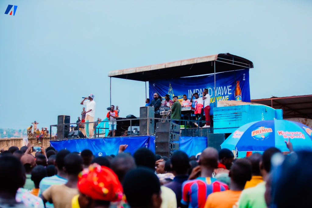akezanet's tweet photo. 🔴 #PRIMUSIC2023 : Imigani @bface257 akoresha mu ndirimbo ziwe , itumye abanyaRugombo bamusabako yogaruka kuyibacira mu kindi giteramo.
Imigani yo mu ndirimbo #HINDUKIRA , #NYEGERA, #NYARAGASA, #KORA , #AKAKERA, #LaDIFFERENCE n’izindi nyinshi niyo yatwengeje abari bitavye igiteramo gihejeje kubera kuri Stade Rugombo.
Wewe ni uwuhe mugani wa B-Face wagutwengeje ?
#lesbeautesdecheznous #akezanet #PRIMUSIC2023 #Burundi