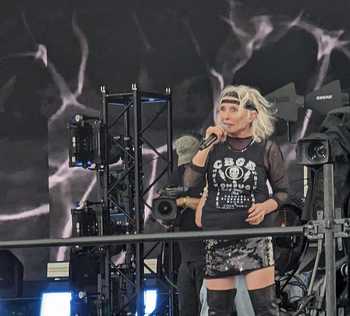 RosHolliday88's tweet photo. Absolute. Legend. @BlondieOfficial #glastonbury2023 #glastonbury #glastonburyfestival https://t.co/eH7vybyUyG