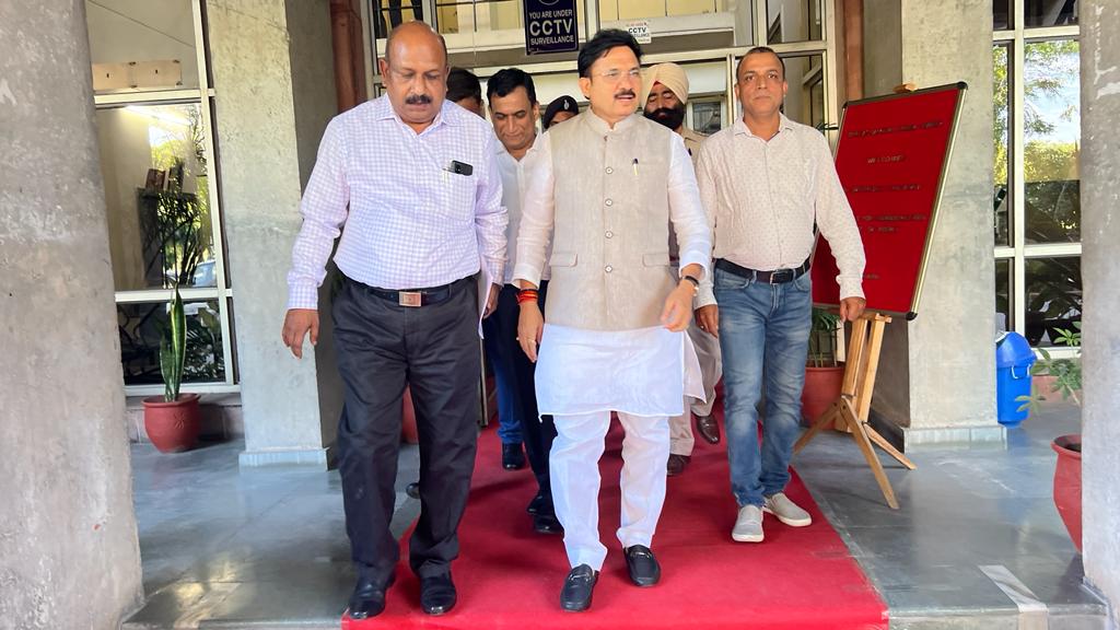 BSNL_PB's tweet photo. Shri Devusinh Chauhan, Hon’ble Minister of State for Communications, today visited BSNL Manimajra Telephone Exchange Core Site and BSNL, Sector 37 RAN Site to see the 4G technology stack deployed in BSNL, under Atmanirbhar Bharat initiative of the Government of India. https://t.co/V4jXEAidNP
