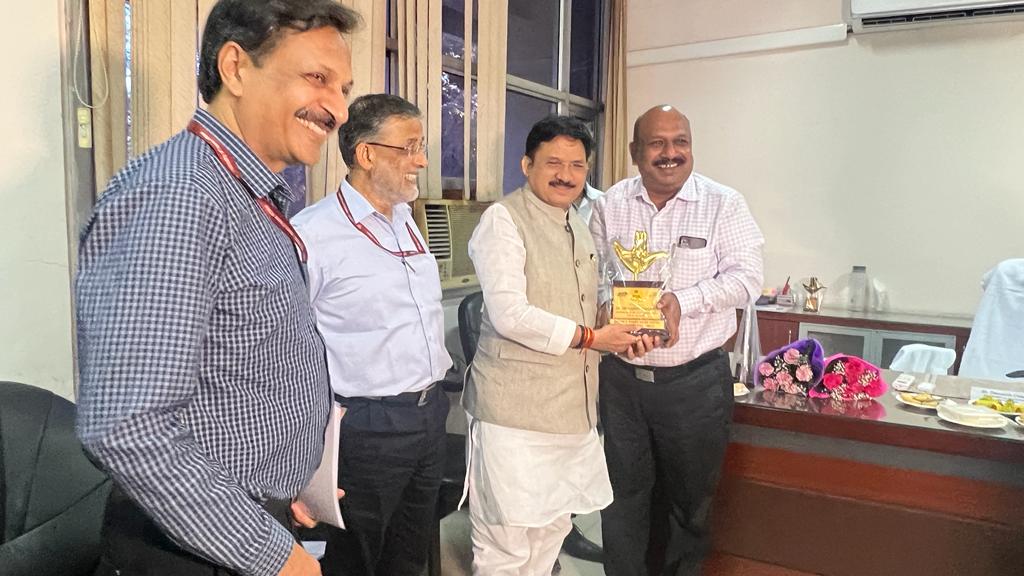 BSNL_PB's tweet photo. Shri Devusinh Chauhan, Hon’ble Minister of State for Communications, today visited BSNL Manimajra Telephone Exchange Core Site and BSNL, Sector 37 RAN Site to see the 4G technology stack deployed in BSNL, under Atmanirbhar Bharat initiative of the Government of India. https://t.co/V4jXEAidNP