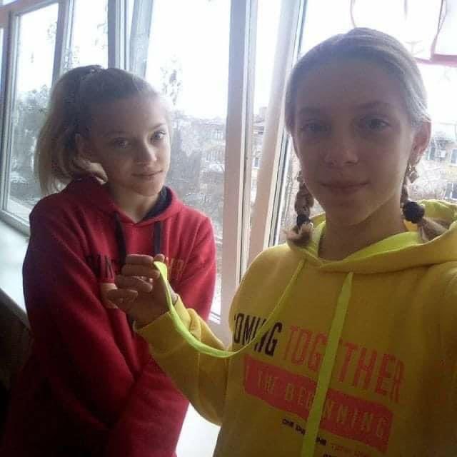 Two sisters died as a result of a russian missile attack on a pizzeria in #Kramatorsk. They were 14 years old.

The number of victims increased to 11 people🕯😔 
#russiaisateroriststate