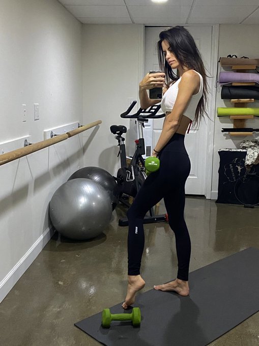 Midday pick me up 💪🏼  Who else loves a good workout for an energy boost? #FitnessModel #triedyou #fmm<a href="/tag/fitnessmodel"class="tags"><span>#fitnessmodel</span></a><a href="/tag/fmm"class="tags"><span>#fmm</span></a><a href="/tag/triedyou"class="tags"><span>#triedyou</span></a>