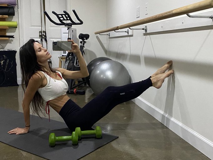 Midday pick me up 💪🏼  Who else loves a good workout for an energy boost? #FitnessModel #triedyou #fmm<a href="/tag/fitnessmodel"class="tags"><span>#fitnessmodel</span></a><a href="/tag/fmm"class="tags"><span>#fmm</span></a><a href="/tag/triedyou"class="tags"><span>#triedyou</span></a>