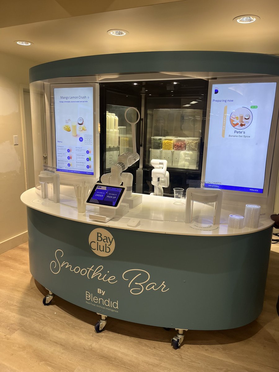 Luke_Schwartz12's tweet image. My gym decided to replace Juan (smoothie wizard) with a robot. 

I will NEVER use this…. In my mind what makes this concerning is the novelty that draws humans to products like this will shift into normalcy and this shit will become the status quo

#prohumans