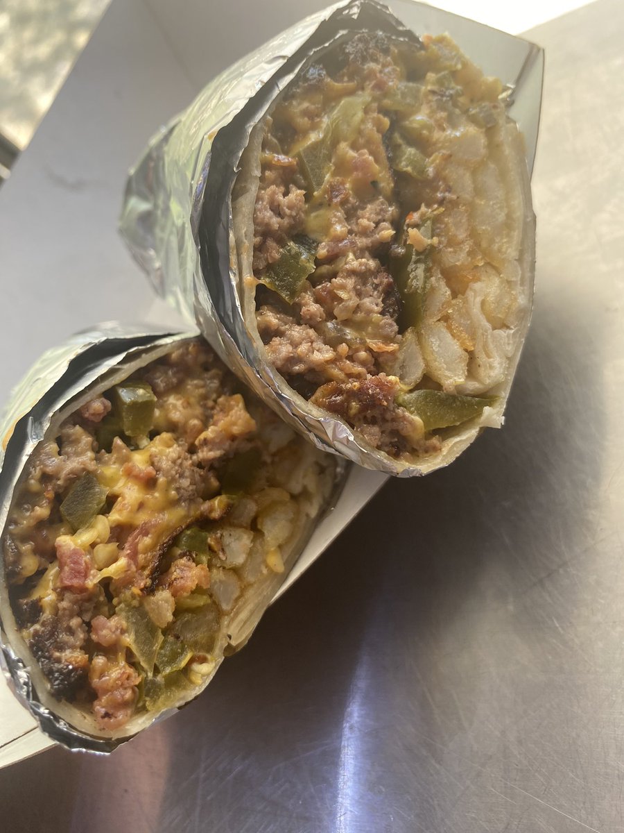 SmashinDevil's tweet photo. Come on down and grab a Burro or a Burger! Open 9-2 M-F! Sign up for rewards and after $42 spent get a free menu item! https://t.co/yytmX0bCK0