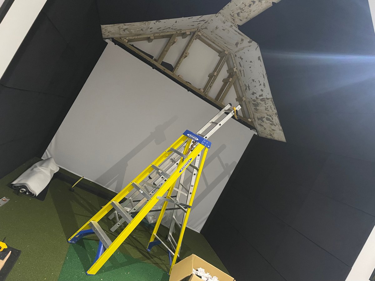 GolfinSimulator's tweet photo. A busy couple of days but this room is coming together nicely!
Suede cushioned panels and GCQuad!🔥🔥🔥
#home #simulators #foresight #golfclub https://t.co/3Kg5eFNpRS