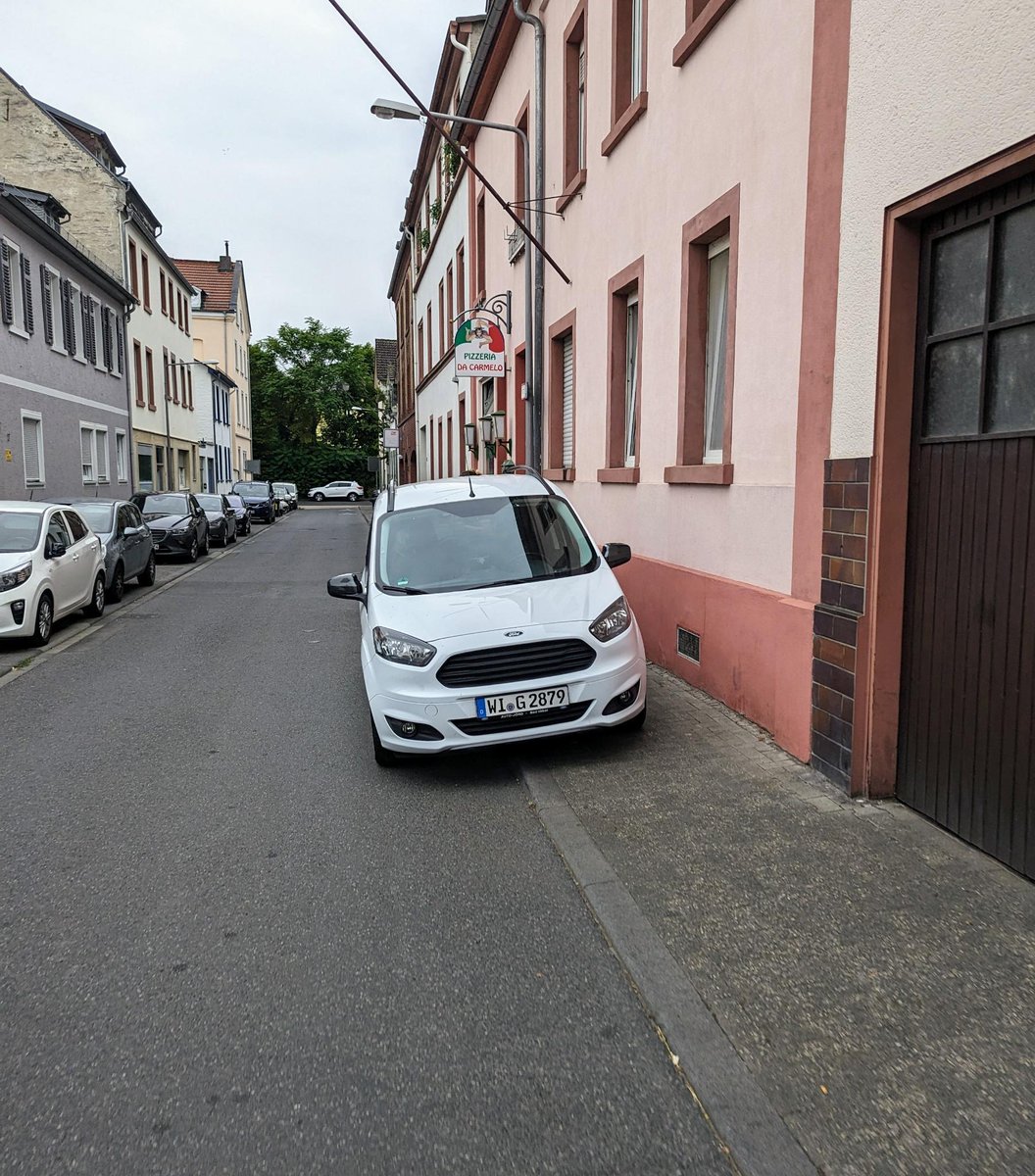 heimann_zerner's tweet photo. Herzlich Willkommen, morgens um viertel vor 8 auf den Schulwegen in @Stadt_Wiesbaden! 
"Sie gefährden Schulkinder, das kostet 55!"🤔🤦‍♂️
"Glaube ich nicht, dass mich das 55€ kostet!"
Ich ehrlich gesagt auch nicht!🤮
#Autodiktatur #Verkehrswende #RunterVomRadweg #Behördenversagen https://t.co/dk0oeqaE5t